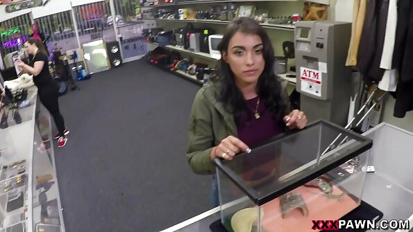 Katie Kush - pirang karo kaca tingal lan dhuwur kaos kaki nggoda dheweke pus, njaluk katumbah ing sofa