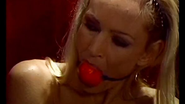 Busana Tiffany Preston kanthi kaos kaki, tumit lan rok mini