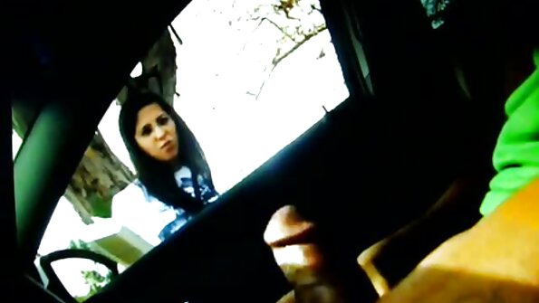 Miela nyebar sikil lan pijet crotch. A little mengko dheweke wuda lan laying mudhun karo dheweke sikil nyebar sudhut, driji kurang ajar dheweke pus.