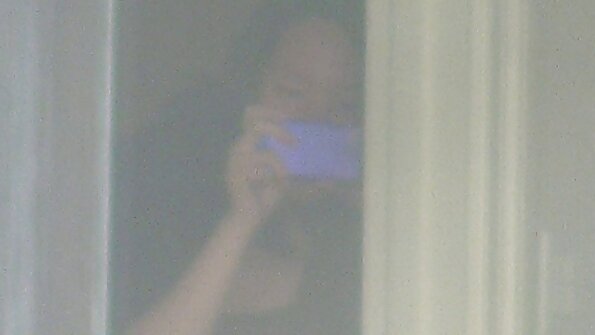 Natalia Spice nyeleh ing meja dining lan nuduhake mati dheweke sampurna alam susu