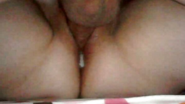 Kurious ana total nakal reged girl freak ing pantai karo lambé pus ageng nggandhol metu ing saben sisih dheweke sethitik thong bikini.