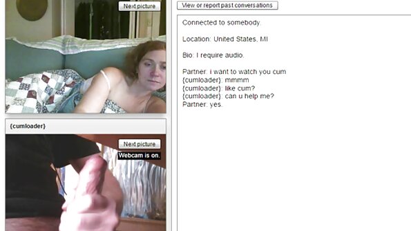 Lucy Anne ngudani saka lingerie ireng ing blumbang