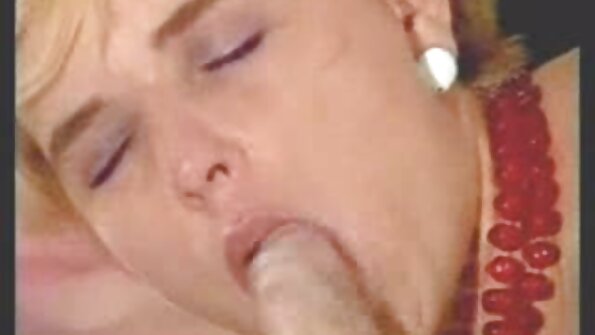 Caitlynn squeezing dheweke susu