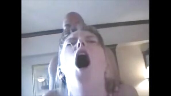 A cah wadon becik nyepakaké dheweke juciy pus kanggo dildo