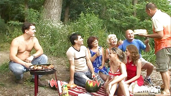 Wong lanang lan cah wadon lungguh ing kursi, ngambung saben liyane. Dheweke nganggo gaun karo print panther. Wong lanang nutupi dheweke nganggo dasi lan njupuk sandhangane. Banjur dheweke nggunakake dasi minangka lelucon lan ...