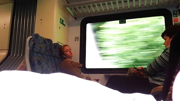 Tionghoa ayu Chi Yoko muter karo dhéwé ing kamera