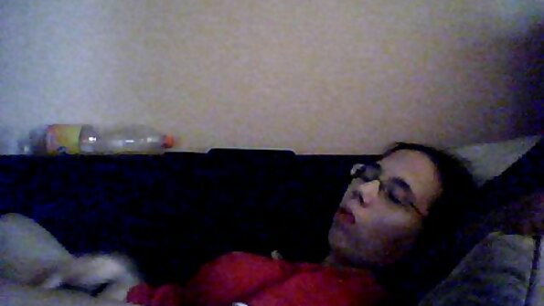 Cam Kanthi Ferrari - Hot brunette rubbing dheweke ageng susu