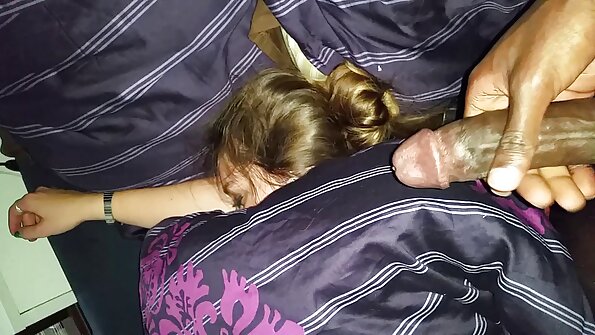 Njijiki brunette nuduhake mati dheweke amba susu