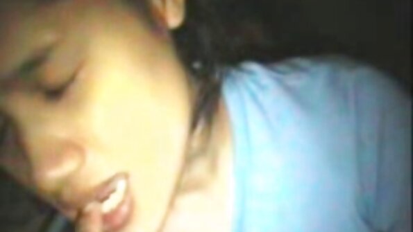 Lauren Wood ngudani saka lingerie ireng panas dheweke