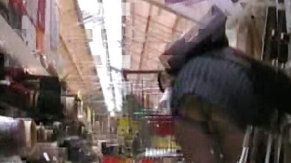 resik ayu Sophie Ellison wiwit metu nganggo dheweke pink silky siji Piece. Dheweke seneng pamer menyang kamera lan dumadakan njupuk rasukane saka pundhake minangka irungnya mudhun liwat cangkir B perky dheweke...