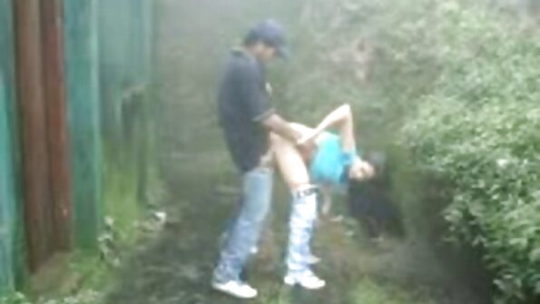 Ing video ing mburi iki, Amanda saka DevineOnes posing kanggo sawetara foto nganggo kathok renda biru sing seksi. Bokonge katon apik tenan dadi yen sampeyan wong bokong aja kantun video iki.