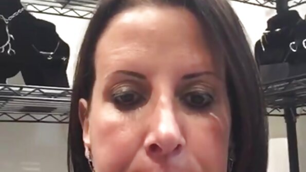 Katie pamer bokong ing webcam nalika dheweke nganggo rok pink cendhak lan sawetara kathok! Bocah wadon iki seneng goyangake pinggul ing kamera lan pamer kabeh asete!