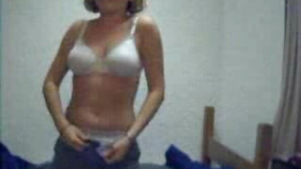 Hot brunette menehi Granpa a headjob jejere blumbang