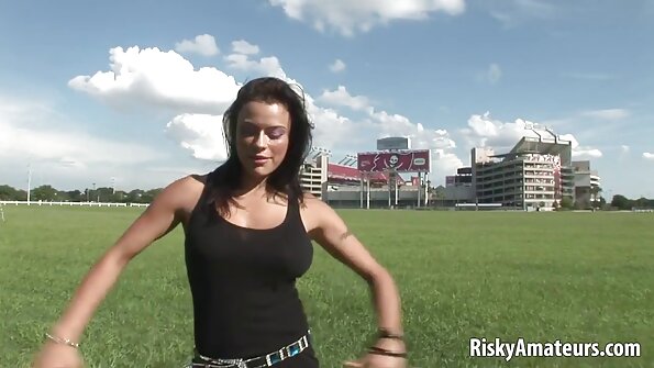 SpunkyAngels - Ing video iki, Ravon wuda ing jedhing udud rokok lan driji dheweke pink pus nganti dheweke cums.