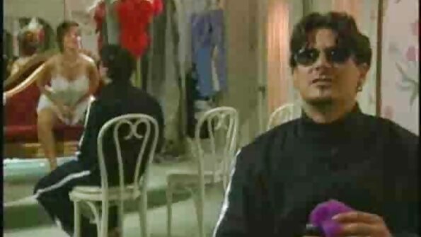 Rambut abang nggantheng nuduhake mati dheweke sampurna awak ing webcam