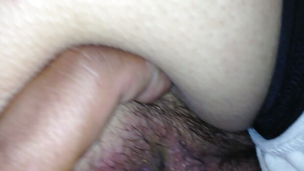 Dheweke wis tutuk ayu kapenuhan penyonggo lan cum