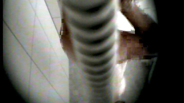 Busty brunette amaeur girl driji kawin dheweke pus ing kamera