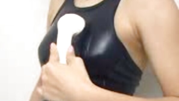 Musim panas St Claire ngudani saka lingerie ireng seksi dheweke