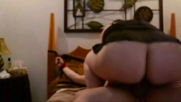 Dakota Skye mbentang metu dening blumbang