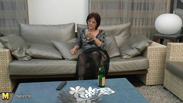 Sarah McDonald ngudani saka dheweke seksi ireng lingerie njaba