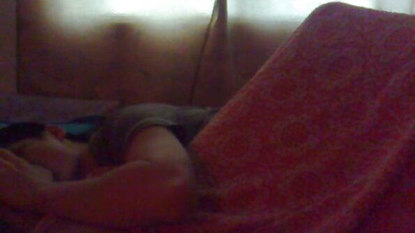 Ivy Snow katon panas ing sugih abang nanging rauh dheweke masturbasi ing loteng kanggo everyone kanggo ndeleng