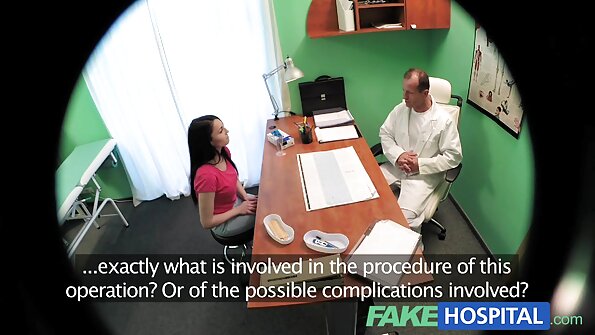 Amy Allen nggantheng seductively mbusak clono dowo mbukak lingerie ireng seksi.