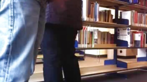 Cute cilik remaja njupuk banged ing miring