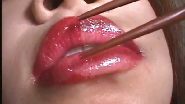 Taylor lain njupuk poto dijupuk video dheweke cumming ing dheweke sofa