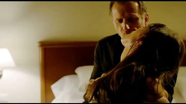 Lili Jensen ngira yen ana wong sing weruh dheweke nanging ora suwe dheweke mutusake kanggo nyopot overalls lan nuduhake awak sing seksi.