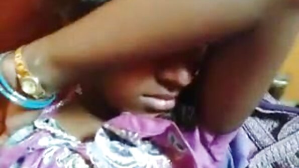 Petite blonde girl nemu wuda lan isine awak karo babyoil