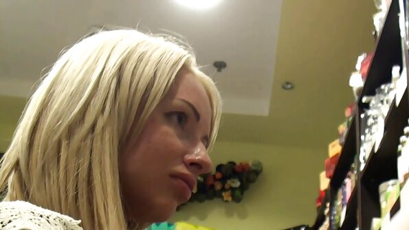 Bocah wadon enom mlebu pawon lan nemokake majalah porno ing salah sawijining lemari. Wong lanang teka lan ngomong karo dheweke. Banjur wiwit njupuk sandhangané mati. Dheweke nyebar sikil supaya bisa dilat pus ...