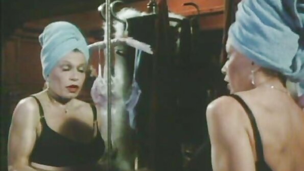 Sakabehe Rachael dheweke nuduhake apa sing dheweke tresnani! Kaping pisanan, pirang panas iki wiwit nganggo piyama, nonton tv lan mangan brondong. Ora suwe dheweke ngrasakake salah ...