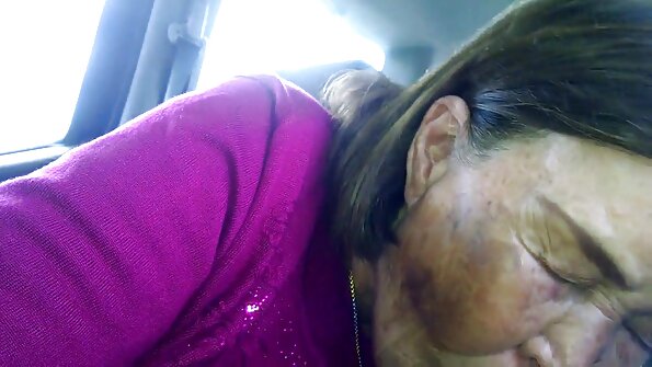 Patricia wis sawetara funbags ageng lan tresna muter karo wong-wong mau minangka dheweke masturbates