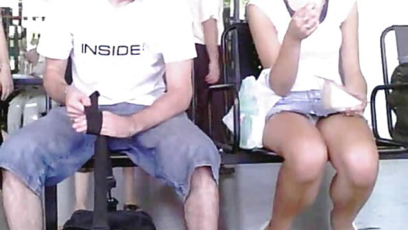 Loro bocah-bocah wadon cilek sing dilat saben liyane