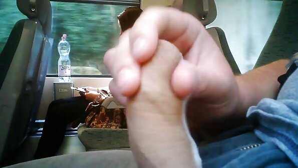 Lola nganggo klambi sing apik-apik nganggo kerudung abang.