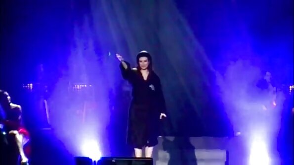 Kira Roller - Siswa mbungkuk ing ngarepe gurune