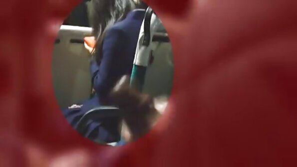 Seksi schoolgirl Megan njupuk dheweke bokong diiseni