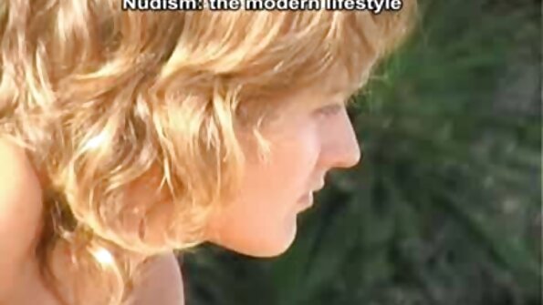 Ivy Snow main nganggo warna jambon nganggo busana warna-warni