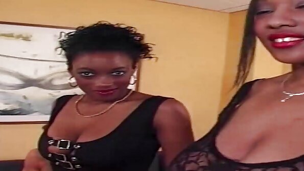 Ayu pirang babe ngudani lan masturbasi ing ngarepe kamera kanggo pisanan