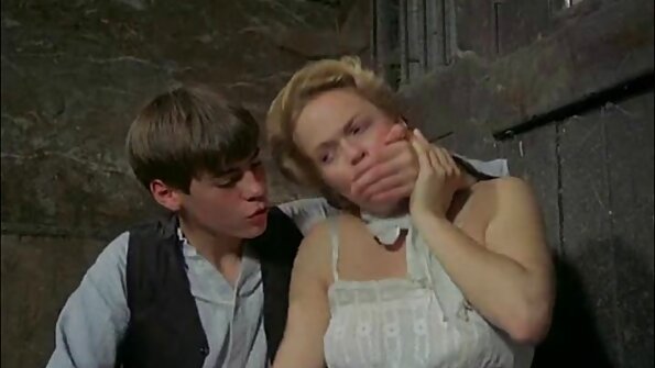 Bocah wadon enom nuduhake lambene sing dicukur sing resik