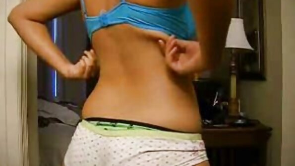 Iki minangka video paling panas Heidi! Watch minangka dheweke njupuk mati ndhuwur dheweke, lan nemu mudhun kanggo bisnis rubbing dheweke klitoris liwat dheweke bolong kathok!