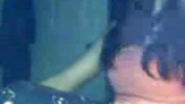 A cah wadon lemu pirang karo masturbasi susu gedhe