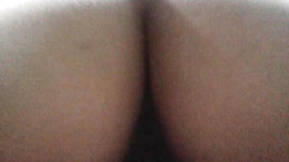 Daisy Marie nganggo lingerie renda ireng tipis