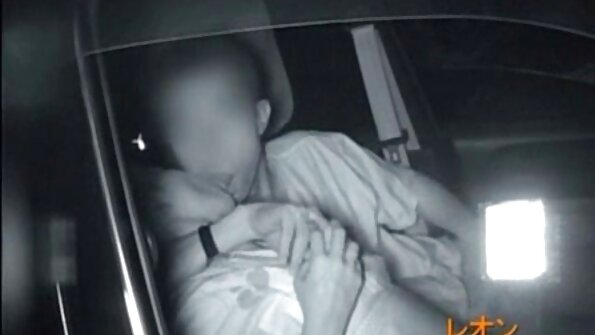 Busty pirang Ember mrentah masterbates ing blumbang