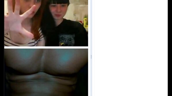 Kayla nganggo rok putih super cendhak iki sing nuduhake bokonge ing video iki! Watch minangka dheweke narik ndhuwur dheweke mudhun lan nuduhake mati kotang abang panas nyekeli susu amba dheweke