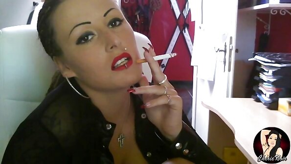 Laura-Marie ngenteni janjian dheweke, nanging katon yen dheweke salah milih. Apa cah wadon cantik apa karo telung puluh menit ing tangan lan ora ana sing kanggo pamper. Kok, manja...