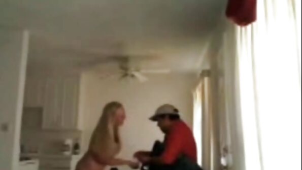 Lynn Pops nuduhake dheweke Polka Dot Celana