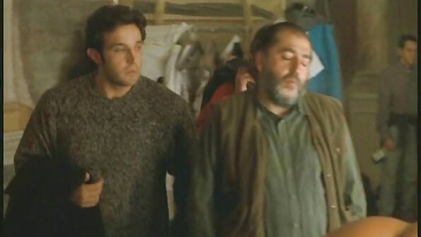 Latina cah ayu nggunakake alat vibrator infra merah kanggo gawe marem dheweke nyenyet nyekel.