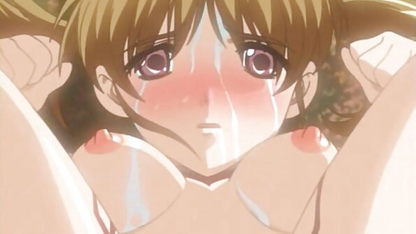 Mili Jay mung nganggo lingerie pink lan kaose sikil tan