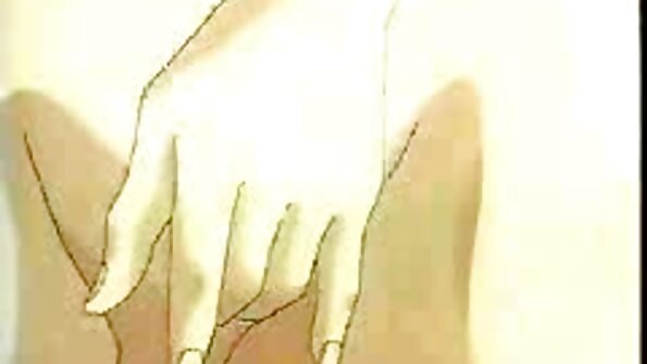 Ann Angel dolanan dhéwé ing mobil